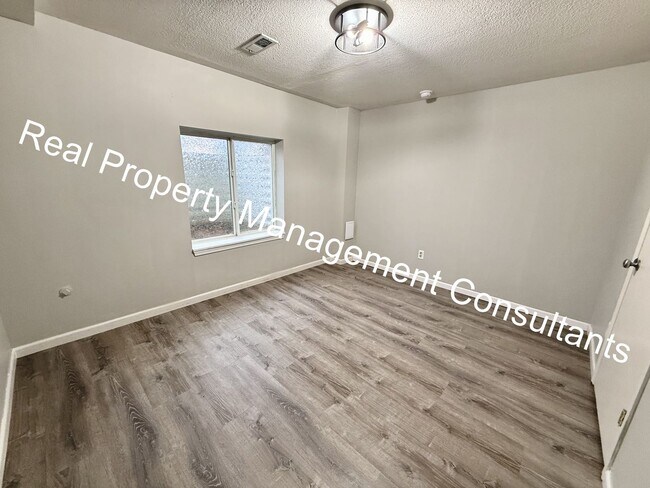 Building Photo - 4 Bedroom with Flexible Living Space!  Deposit Free Living Available via Obligo