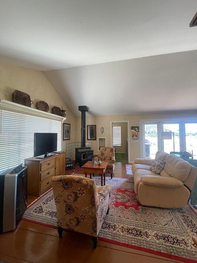 Building Photo - Beautiful Home in Chualar -with many ameni...