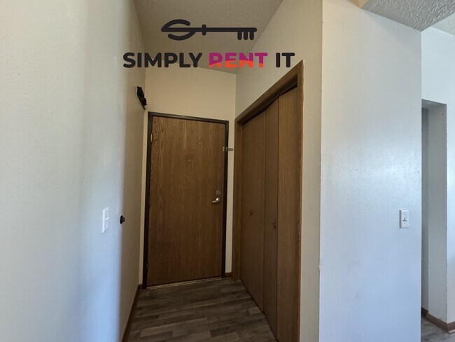 Building Photo - 3 Bedroom 2 Bathroom with Internet!