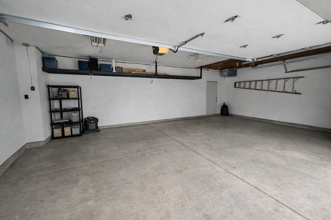 Building Photo - Stunning 4bed 2bath Home, With a Fully Fenced Yard.