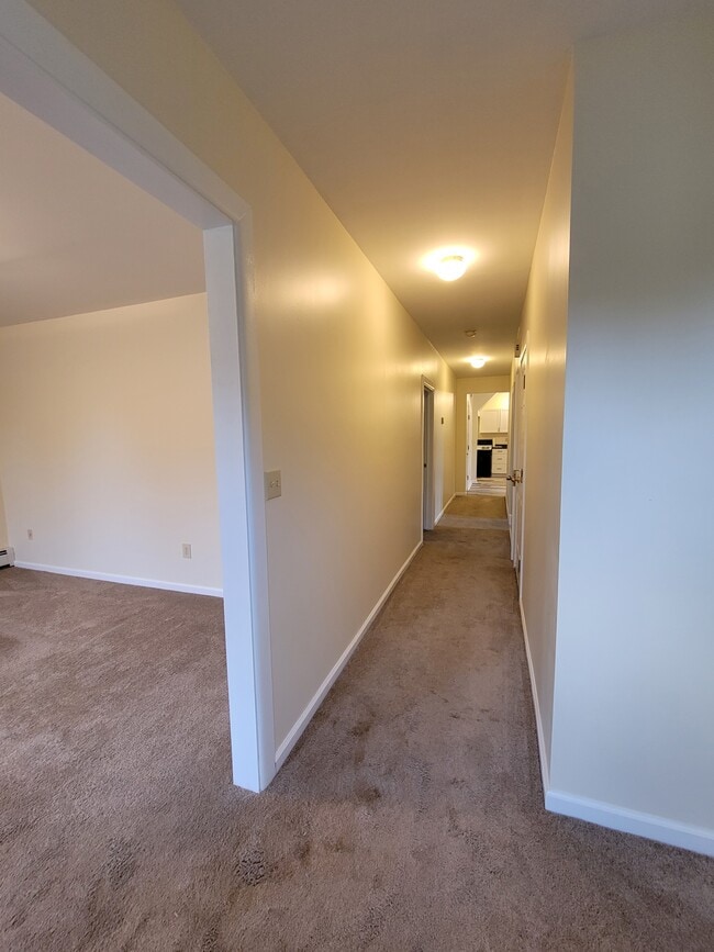 Building Photo - 1418 Farmington Ave