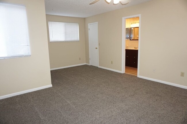 Building Photo - 3 bedroom townhouse near NAS Jax