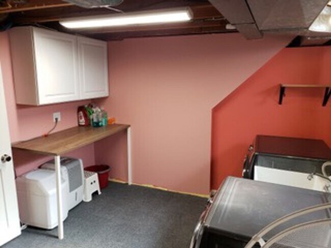 Building Photo - Stunning 4 bedroom rambler in beautiful Ro...