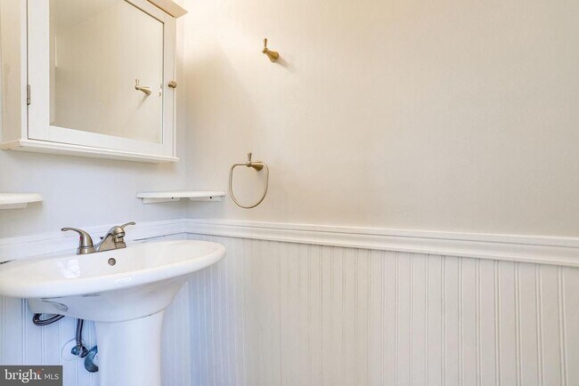 Building Photo - 1716 W Abingdon Dr