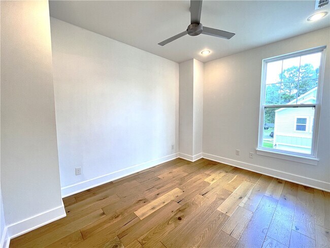 Building Photo - 1372 S Duncan Ave