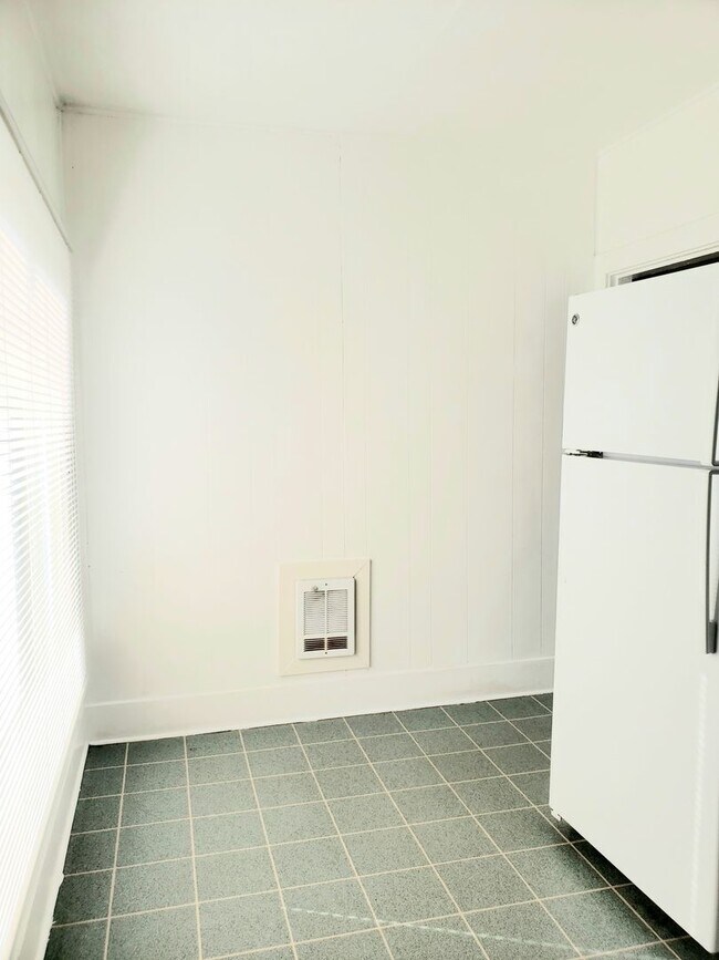 Building Photo - Cozy 1 bed, 1 bath house! Centrally located with washer & dryer!