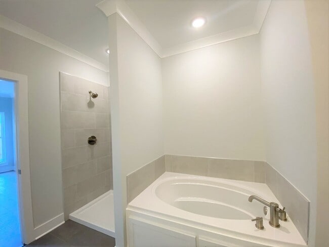 Building Photo - 2 Bedroom Off Jefferson Near Highland