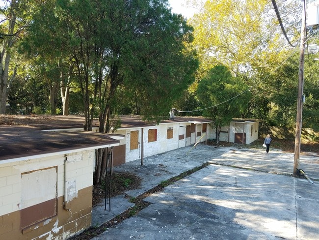 angle to show roof. - 2804 W 1st St