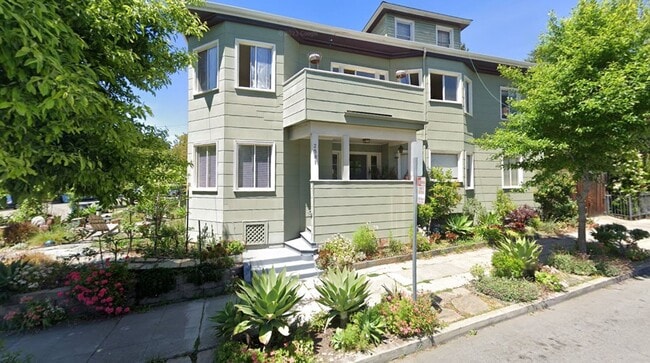 Primary Photo - Spacious 4 Bedroom / 1.5 Bath near UC Campus