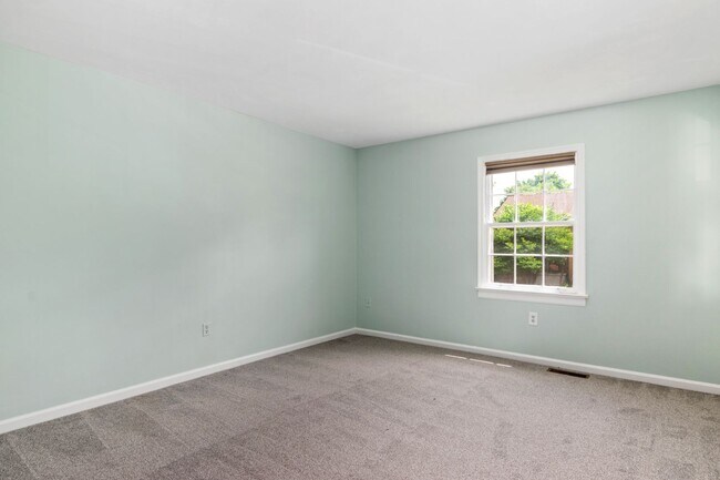 Building Photo - 3 Bed/2 1/2 Bath Pool Pet Friendly Bus line Parking