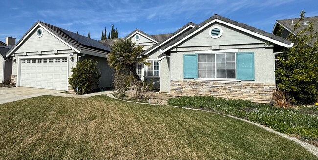 Building Photo - Beautiful 3 bed 2.5 bath home with SOLAR a...