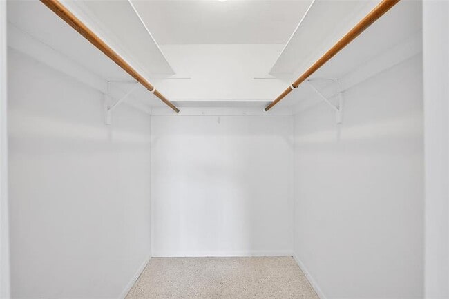 Building Photo - 2624 NE 32nd St