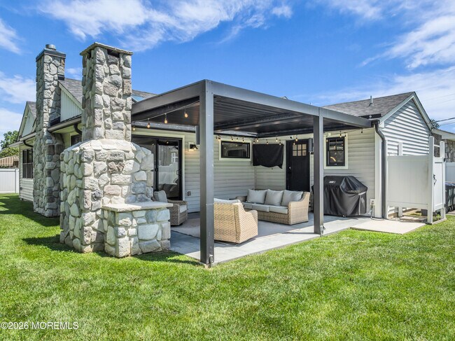 Building Photo - 2411 Fairview Dr