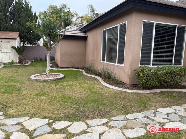 Building Photo - Stunning 4 bedroom + office in Seven Oaks!