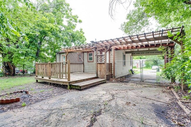 Building Photo - 516 E Rickenbacker Dr