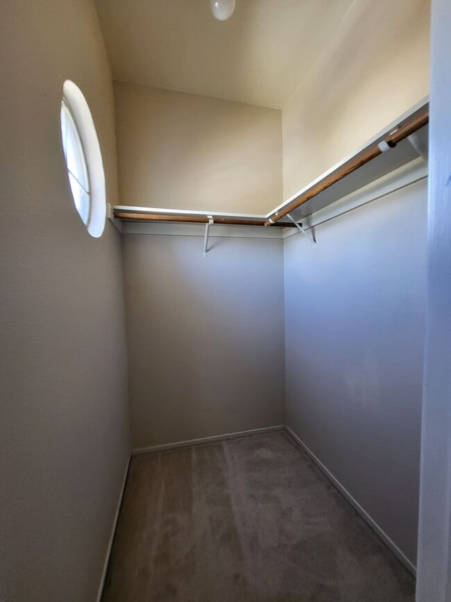 Building Photo - 4Bdm 2.5Ba Home in Convenient Location!