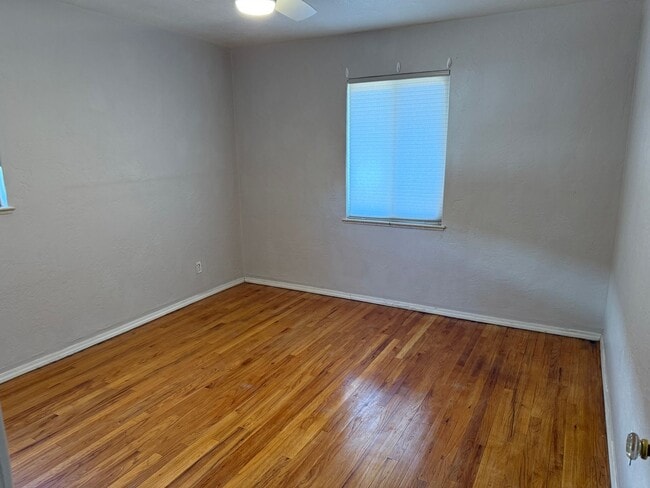 Building Photo - Nice 2 Br, 1 Bath house with the major app...