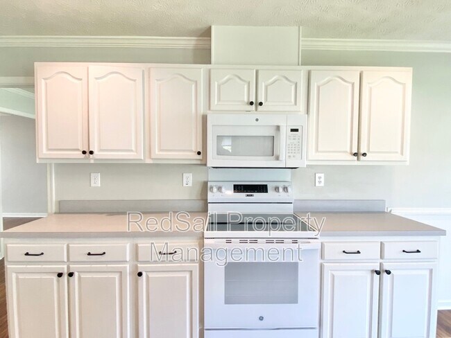 Building Photo - 200 Halles Run