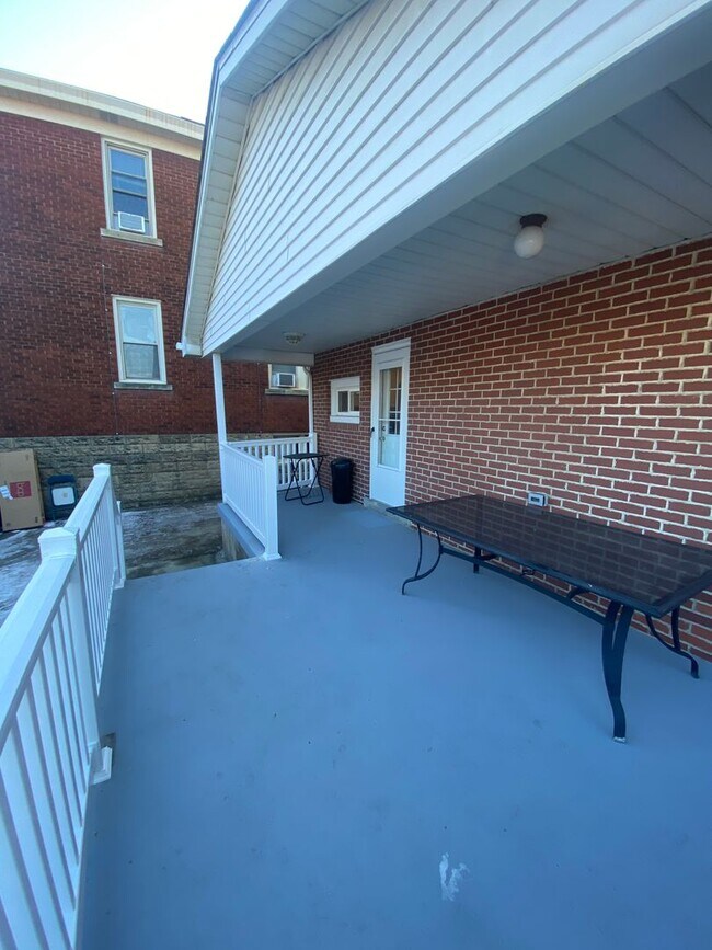 Building Photo - 4 Bedroom/ 2 Bathroom House in Dormont Available 7/1/2026