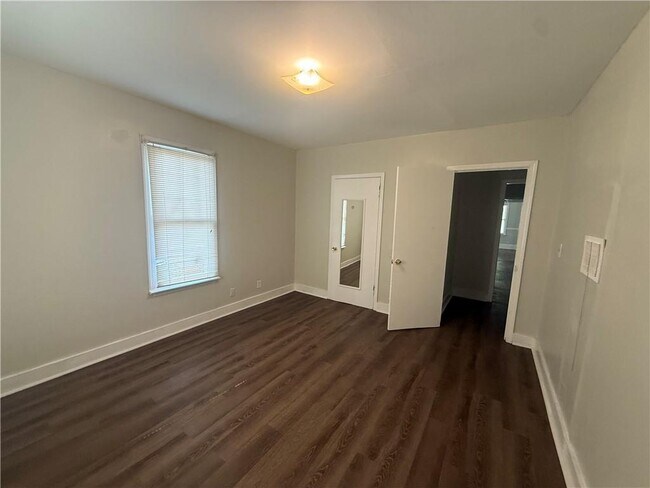 Building Photo - 423 Devon Dr