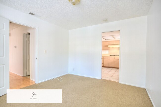 Building Photo - Beautiful Front Unit in Gated Community – ...