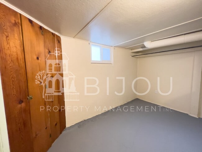 Building Photo - Located Close to Memorial Park!