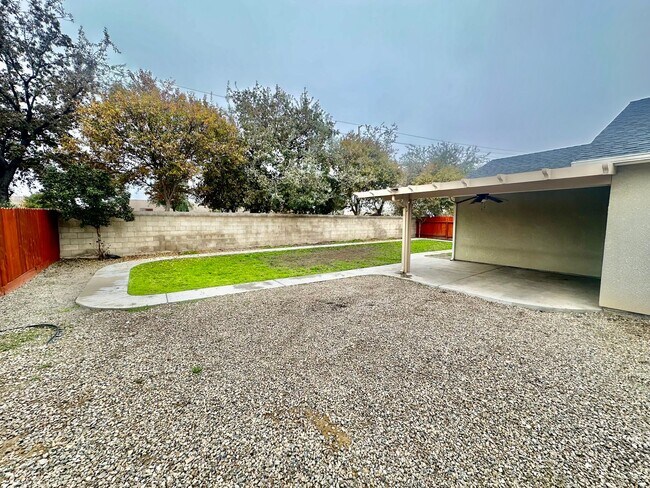 Building Photo - Spacious South Fresno 4/2