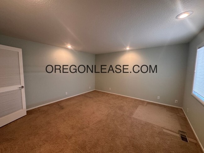 Building Photo - Spacious Home in Prime Ferry Street Bridge...