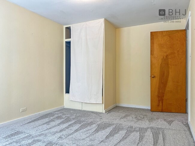 Building Photo - 6 month lease! 3 bed/ 1 bath Single Family Home on Coffeen!