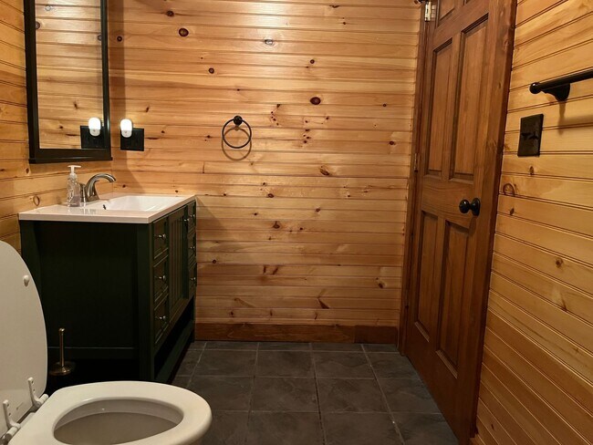 Building Photo - Beautiful 3/2 Mountain Home Rental!