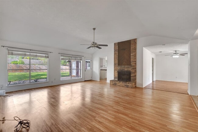 Building Photo - 1311 Oak Hollow Dr