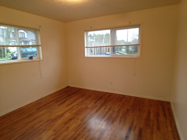 Building Photo - Lower 2bed/1bath in Alberta Arts! Off street parking, dw, hardwoods, all dogs welcome!