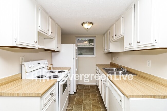 Building Photo - 1608 Carriage Dr