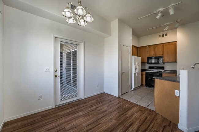 Building Photo - 3 Bedroom Open Layout Condo in Gated Commu...