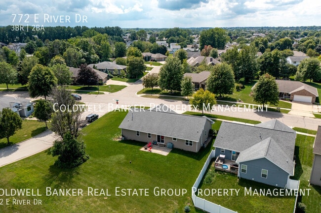 Building Photo - 772 E River Dr
