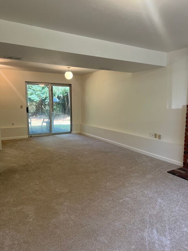 Building Photo - Finn Hill neighborhood Kirkland!