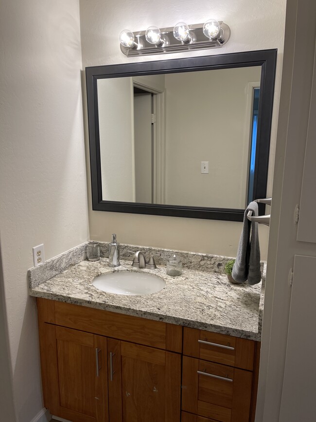 Bathroom - 1 bedroom - Whitman Manor