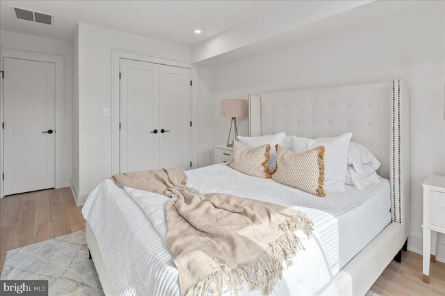 Building Photo - 909 N Irving St