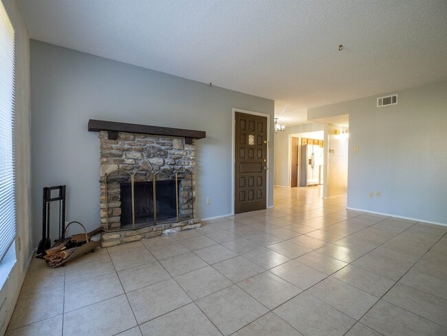 Building Photo - 1209 Hi Stirrup