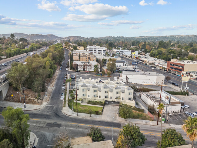 Building Photo - 22809 Del Valle St