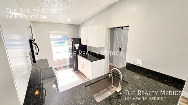 Building Photo - 1184 Calanda Ave