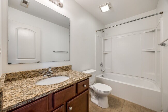 Building Photo - 826 Summerlake Dr