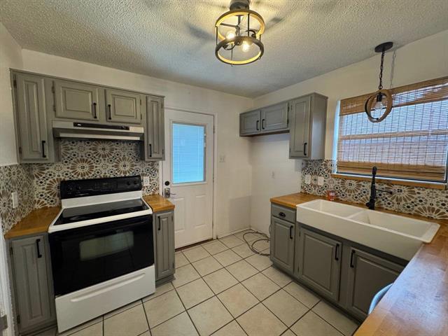 Building Photo - 703 Red Oak Dr