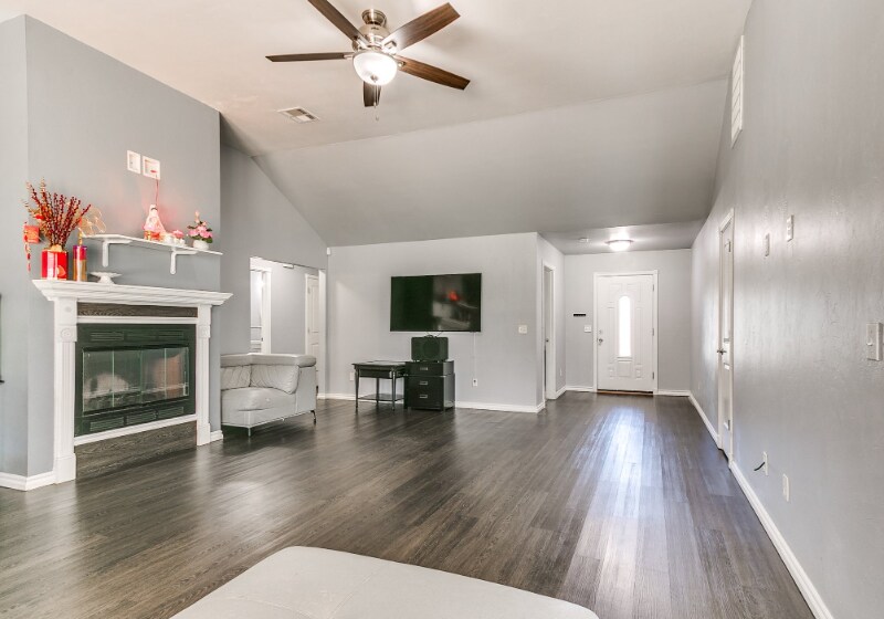 Building Photo - 1112 Bryan Dr