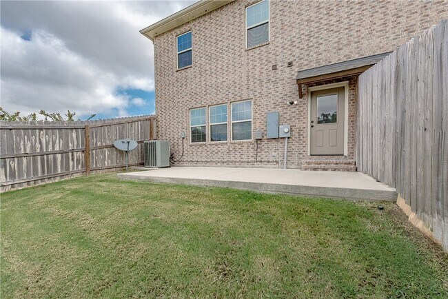 Building Photo - 1400 Cres Ridge Dr