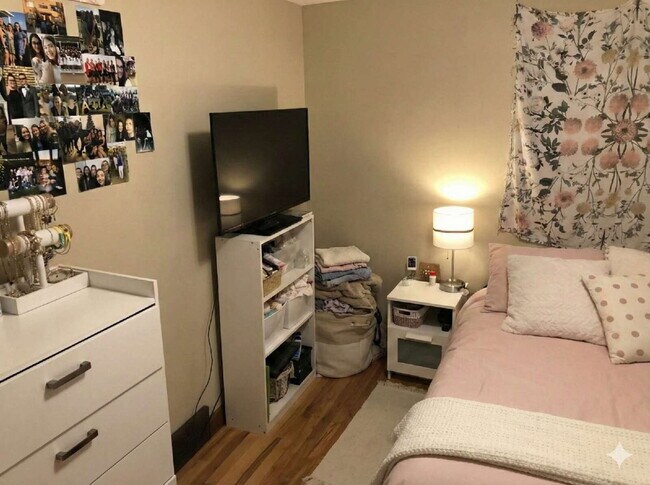 Building Photo - Available June 1st – 4 Bedroom, 1 Bathroom Single Family Home