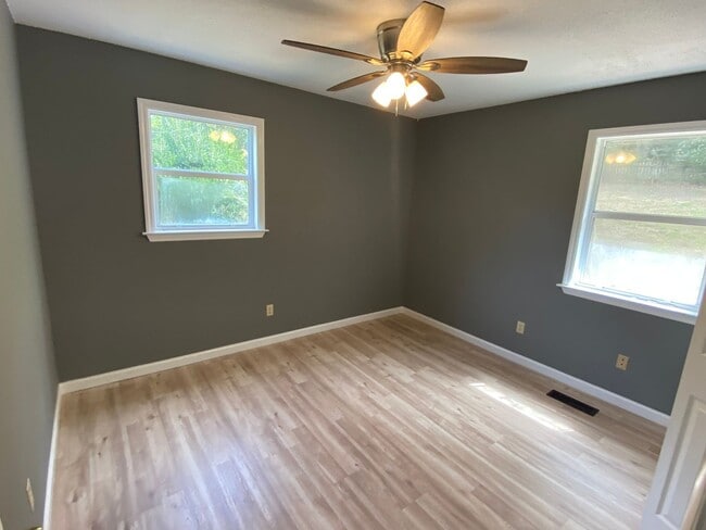 Building Photo - Ringgold 2 Bed 1 bath Screened in Porch, Oversized Workshop