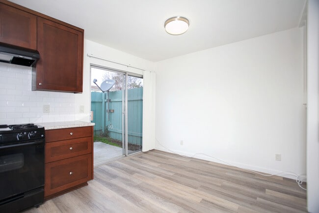 Building Photo - Wonderful Remodeled 2-Story 2BD/1.5BA Townhome in North PB! Parking & Laundry! $4,195/mo