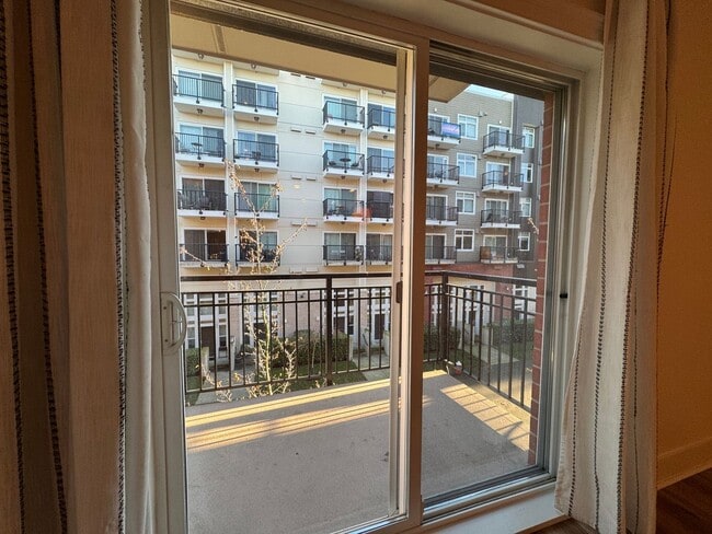 Building Photo - 1 Bed 1 Bath Condo Unit in Downtown Bellingham with Garage Parking