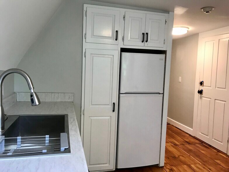 Kitchen - 46 Hopkins Ln